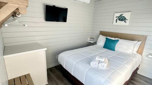 Crystal Beach House | Mins to Beach 2 Bdrm Sleeps up to 6 - New Listing!