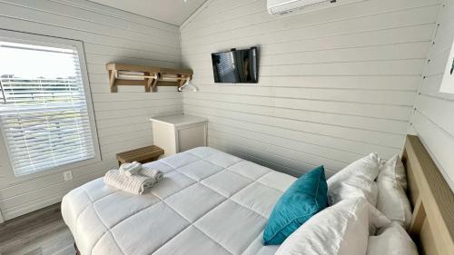 Crystal Beach House | Mins to Beach 2 Bdrm Sleeps up to 6 - New Listing!