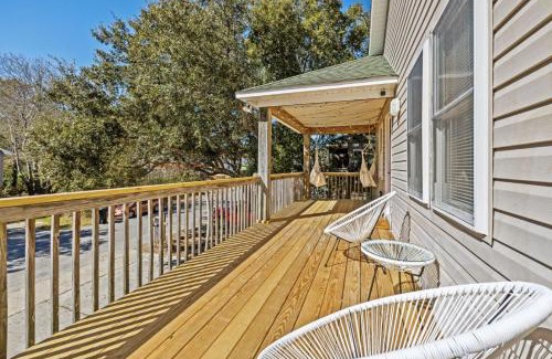 Colington House | Mins to Beach Hot Tub Projector Shuffleboard