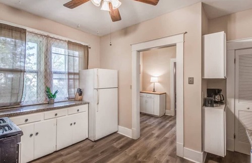 Crosstown Apartment | Mins to Downtown, Museum & Parks - Blue Hideaway