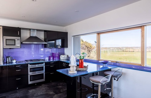 Rhosneigr Cottage | Minstrel Lodge: Rhosneigr villa with free golf!