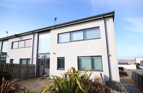 Rhosneigr Cottage | Minstrel Lodge: Rhosneigr villa with free golf!