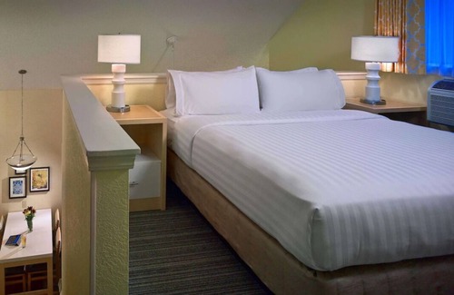 Chesterfield House | Minutes Away from St. Louis Carousel at Faust Park! 2 Units with Private Kitchen