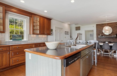 Unionville House | Minutes from Downtown Easton and St. Michaels | Pool | Hot Tub | Kayaks | Privat
