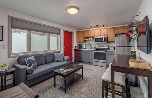 Spenard House | Minutes from the Airport! Northwood Nest 1BDR