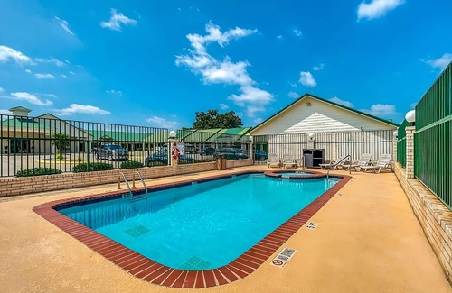 Sweet Home House | Minutes from Yoakum Heritage Museum! Parking, FREE Breakfast and Parking!