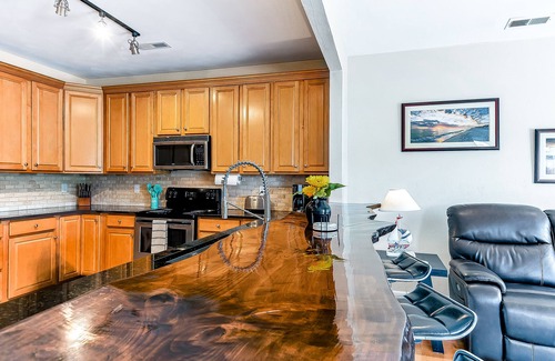 North Camellia Acres House | Minutes to the Beach! 3 BR 2 BA Huge Home- Fenced Yard- Dogs OK!