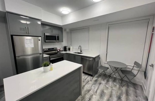 Niagara Falls House | Minutes To The Falls: Stylish Townhome Gem!