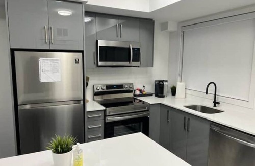 Niagara Falls House | Minutes To The Falls: Stylish Townhome Gem!