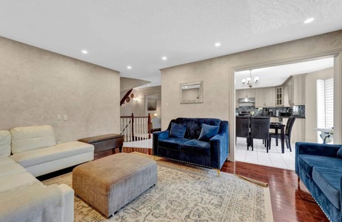 East Credit Apartment | Mississauga Retreat: Your Spacious 5-Bedroom Home