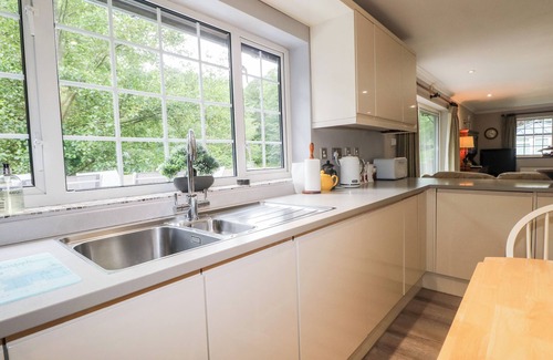 Crawley Down Apartment | MISWELLS COTTAGES - LAKE VIEW, family friendly in Turners Hill