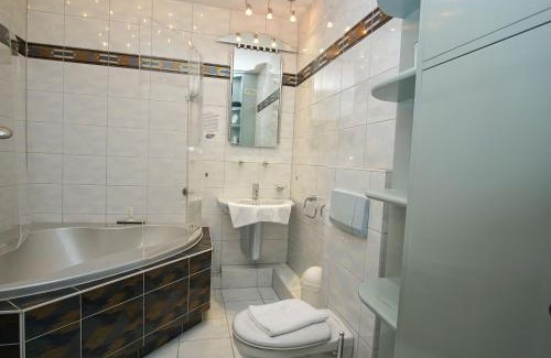 Gohren Apartment | mit Meerblick und Balkon, gratis Nutzung vom AHOI Erlebnisbad und Sauna in Sellin - Panorama Göhren FeWo 11