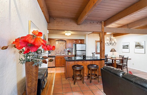 Northeast Santa Fe Hotel | Mix Old And New - Rustic But Updated Fort Marcy Condo