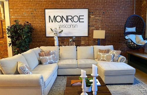 Monroe House | MJ's Penthouse ,a piece of paradise on Monroe's historic square
