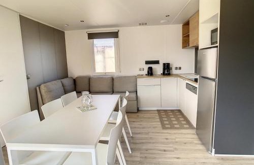 Jullouville House | Mobil-home Grand Confort à Jullouville, plage à 200m, piscine chauffée, 6 pers., 3 ch., terrasse - FR-1-361A-5