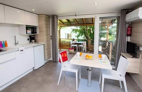 Aups House | Mobil Home Schlüssel Westotel 20m2 - 1 Schlafzimmer + TV + AC 2 persons