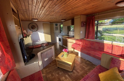 Josnes House | Mobil Home Sous Abris en Bois au Calme à la Ferme