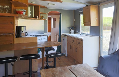 Canihuel House | Mobile Home 'Mobilhome Dans La Prairie' with Terrace, Garden & Wi-Fi