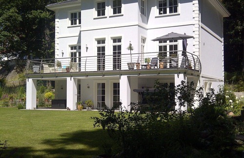 Wilhelmshorst Apartment | Modern apartment in spacious villa, 3,000 sqm property, south-facing slope, forest, WIFI