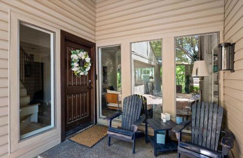 Garland House | Mod Lux 6BedRm Villa with Enchanted Treehouse over Winding Creek by Vacation Your Way