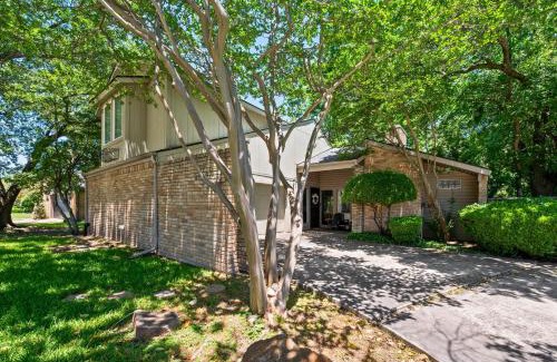 Garland House | Mod Lux 6BedRm Villa with Enchanted Treehouse over Winding Creek by Vacation Your Way