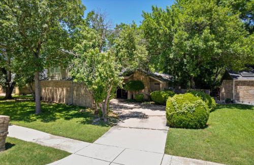Garland House | Mod Lux 6BedRm Villa with Enchanted Treehouse over Winding Creek by Vacation Your Way