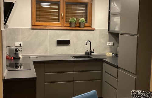 Jirny Apartment | Moderní a útulný apartmán, kompletně vybavený, u lesa, pro 2 osoby s parkováním