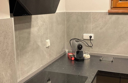 Jirny Apartment | Moderní a útulný apartmán, kompletně vybavený, u lesa, pro 2 osoby s parkováním