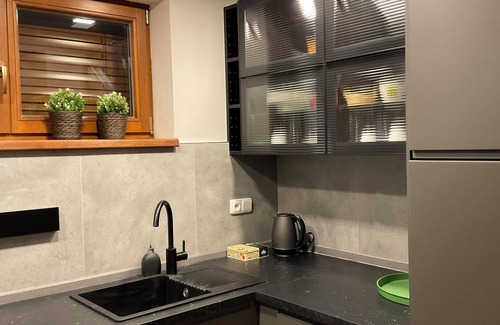 Jirny Apartment | Moderní a útulný apartmán, kompletně vybavený, u lesa, pro 2 osoby s parkováním