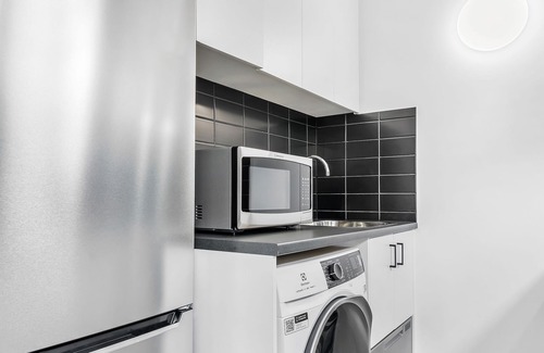 Parkville Apartment | Modern 1-Bed Apartment with Cosy Balcony