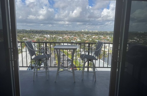 Cypress Point Apartment | Modern 1-bedroom Penthouse Suite fitness room, WiFi in delightful Pompano Beach