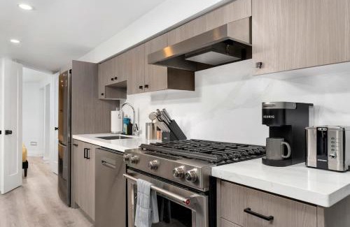 Parkdale House | Modern 1-BR Condo with Parking in Downtown Toronto