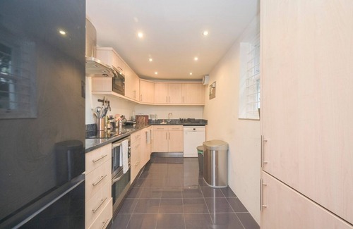 Victoria Apartment | Modern 1BD Basement Flat Near Victoria Park London