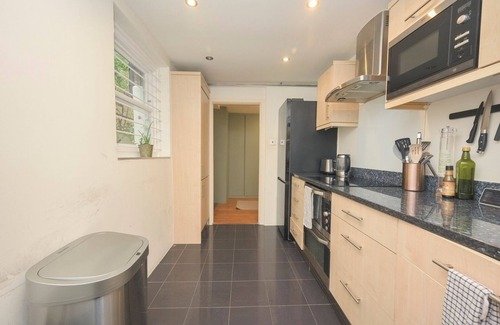 Victoria Apartment | Modern 1BD Basement Flat Near Victoria Park London