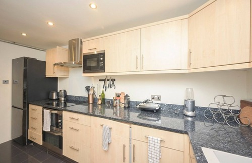 Victoria Apartment | Modern 1BD Basement Flat Near Victoria Park London