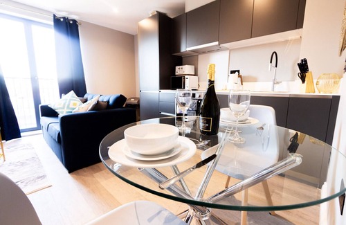 Holbeck Apartment | Modern 1BR Apt with City Views - Walk to Leeds CC