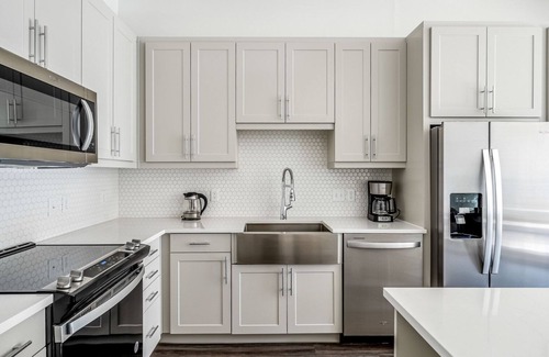 Highland Apartment | Modern 1BR in the Highlands w/Pool, W/D & Gym, walkable, by Blueground