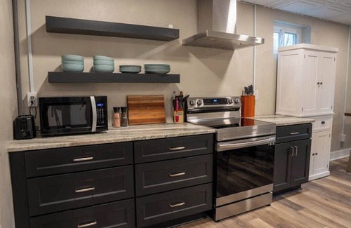 Roanoke Apartment | Modern 1BR - No Stairs - Quiet & Safe - Park Easy