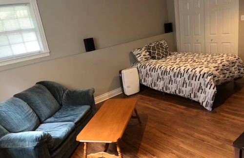 Dartmouth House | Modern 1BR suite centrally located