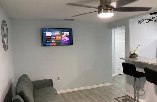 Parrish House | Modern 2/1 in Parrish FL Sleeps 6 Quiet Dead End St 1/2 Acre Wow