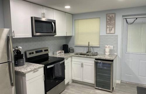 Parrish House | Modern 2/1 in Parrish FL Sleeps 6 Quiet Dead End St 1/2 Acre Wow