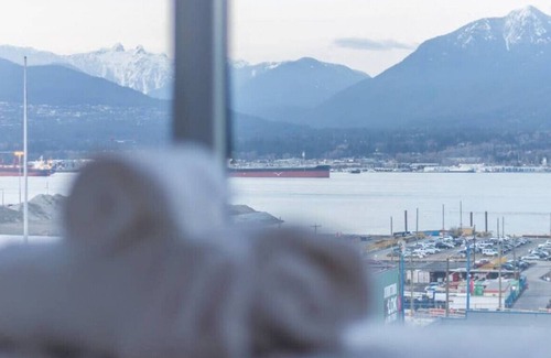 Downtown Eastside Apartment | Modern 2 Bd apartment with stunning Mountain Views
