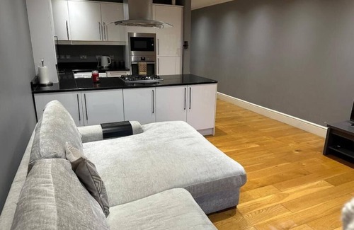 Ealing Common Apartment | Modern 2-Bed Flat in Ealing Broadway, Sleeps 5, Patio, Garden, Parking & Wi-Fi