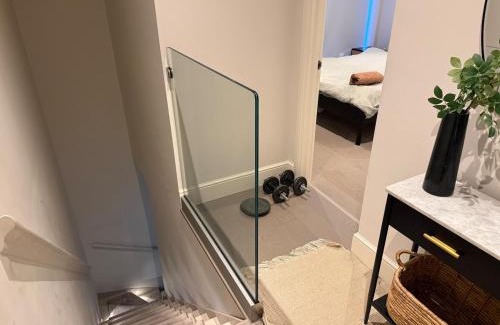 Ealing Common Apartment | Modern 2 Bed Flat in Ealing