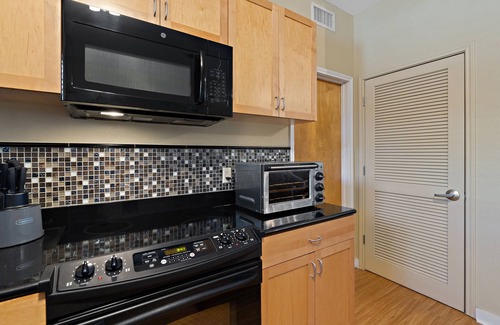 The Drag Condo | Modern 2 bedroom 2 bath condo near downtown and UT with free parking garage