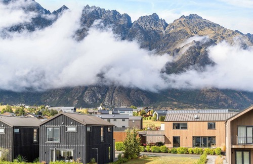 Kawarau Falls Apartment | Modern 2 Bedroom Apartment with Mountain Outlook