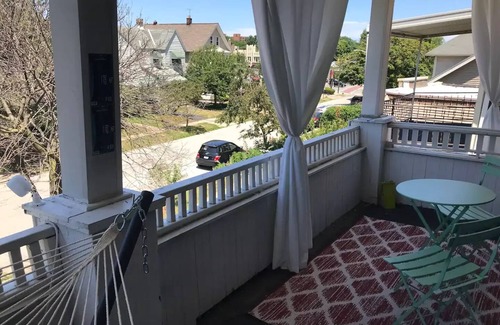 Edgewater House | Modern 2 bedroom apartment - 5 min drive to beach