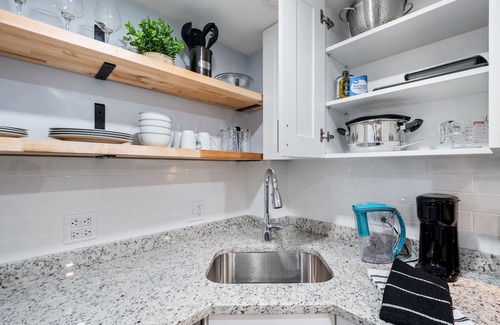 West Ridge Apartment | Modern, 2-bedroom apt., 15 minute drive to Lake Michigan, FREE parking spot.