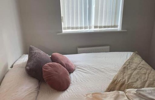 Heaton Apartment | Modern 2 bedroom flat with free private parking