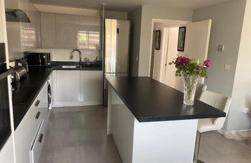 Dagenham Apartment | Modern 2 bedroom flat with Sky TV & free parking